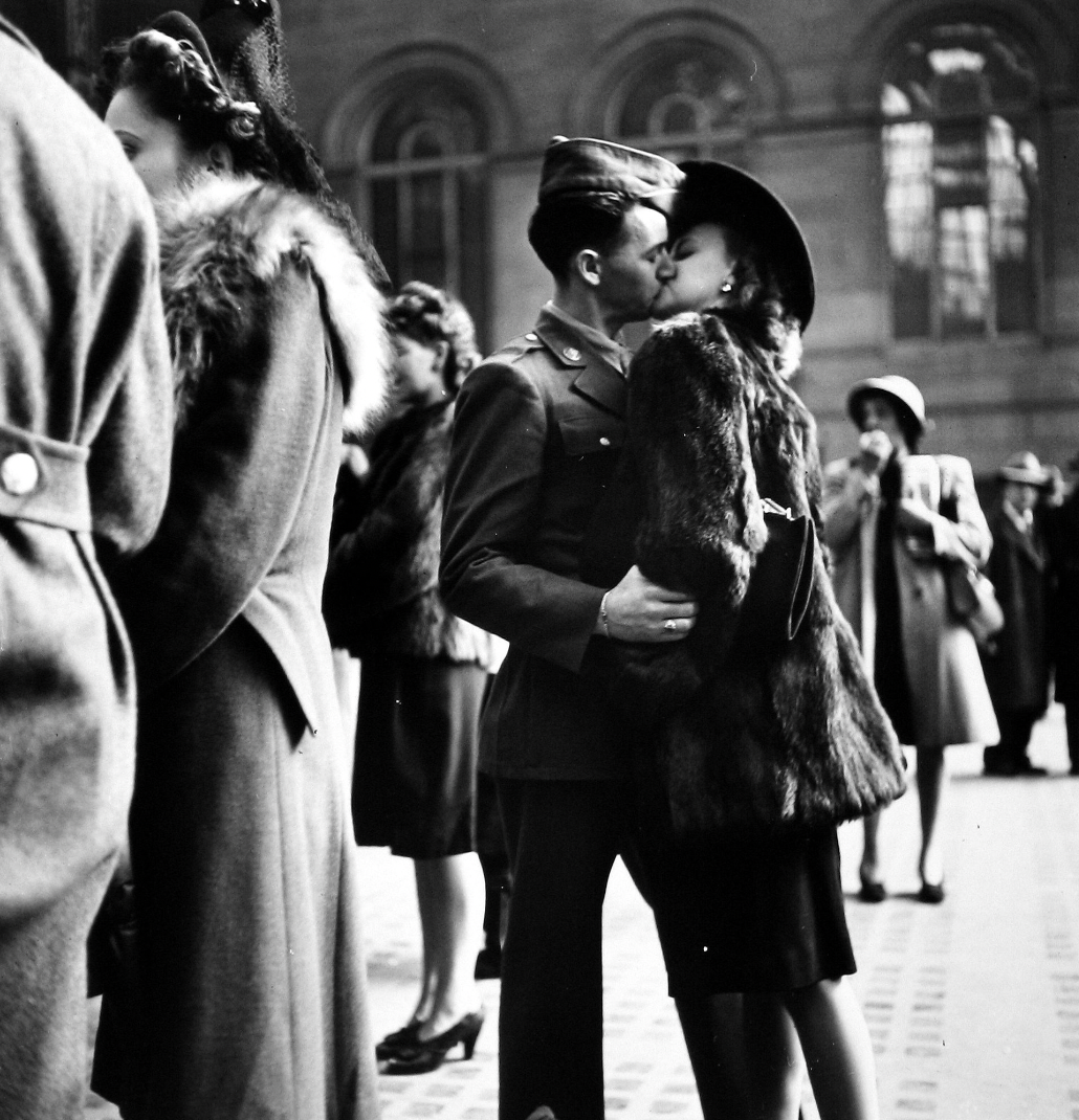 couple in penn station sharing farewell kiss before he ships off to war during wwii ny 1943 alfred eisenstadt - R