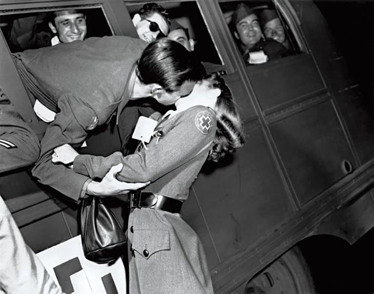 nurse kissing soldier