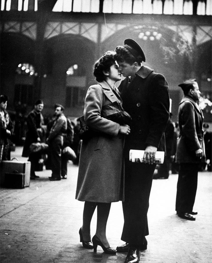 wwii soldiers saying goodbye to his wife