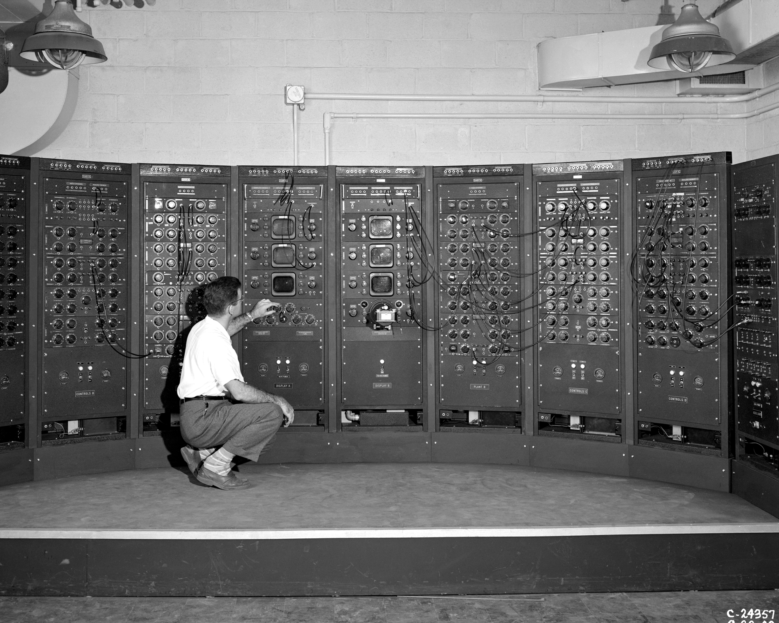 29 Giant Room-Sized Computers That Couldn’t Even Run ‘Pac-Man’