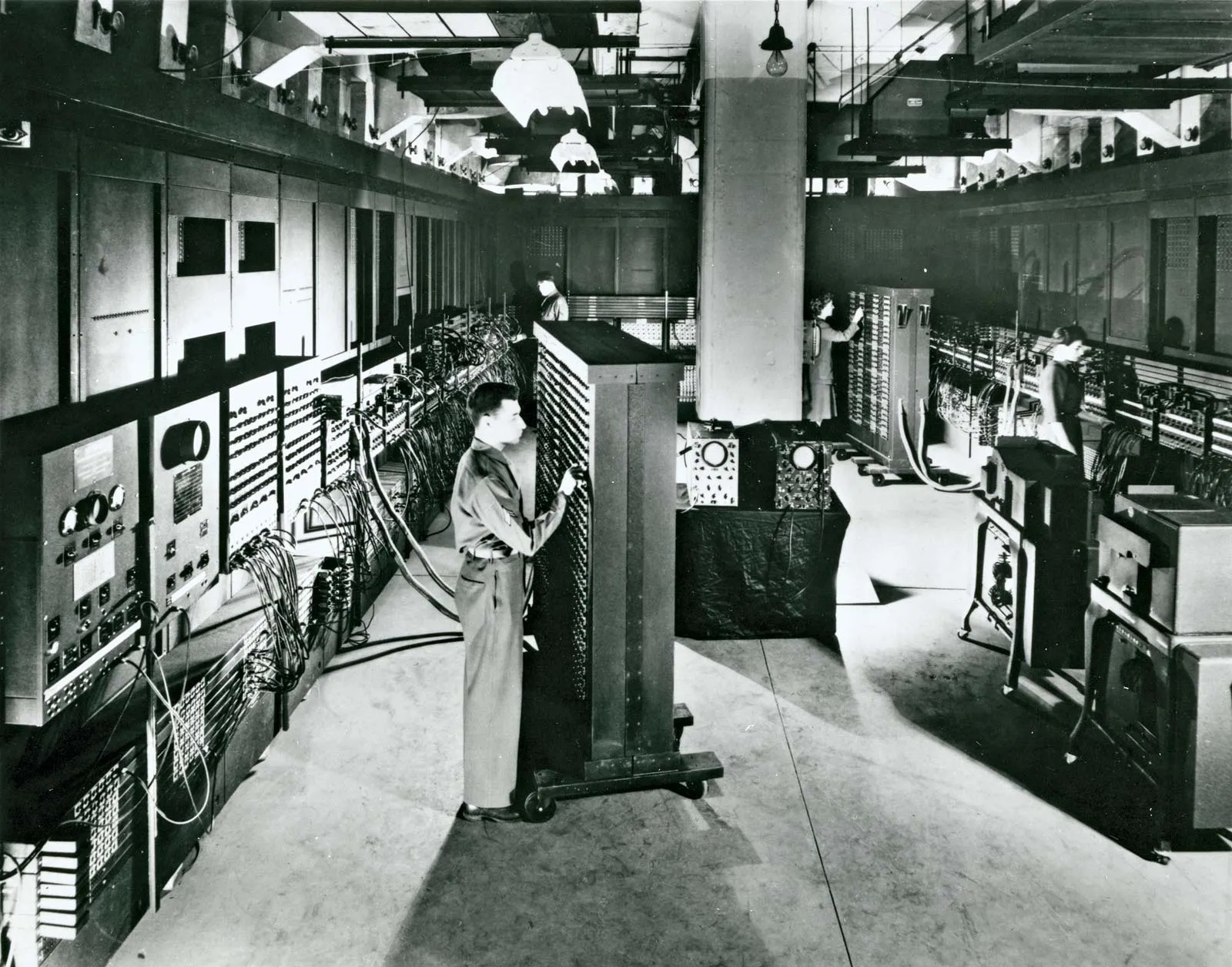 29 Giant Room-Sized Computers That Couldn’t Even Run ‘Pac-Man’