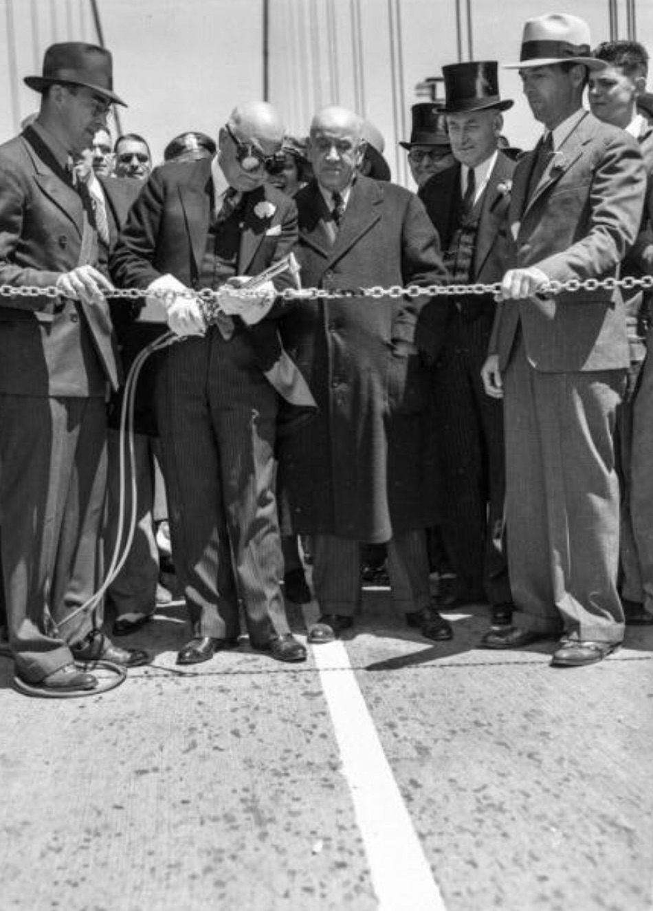 golden gate bridge chain cutting