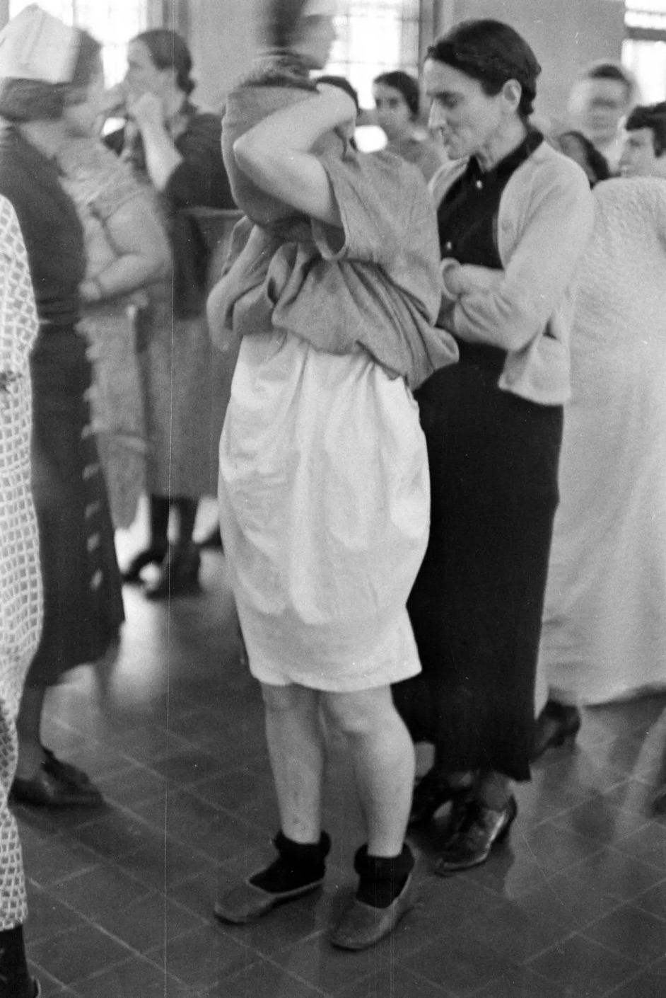 50 Vintage Pics from Inside Insane Asylums | eBaum's World