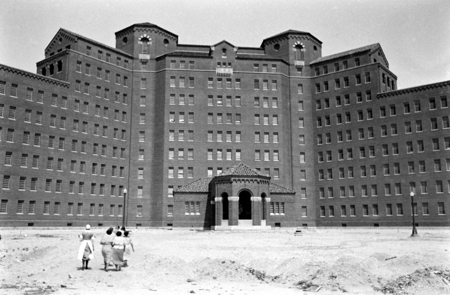 50 Vintage Pics from Inside Insane Asylums | eBaum's World
