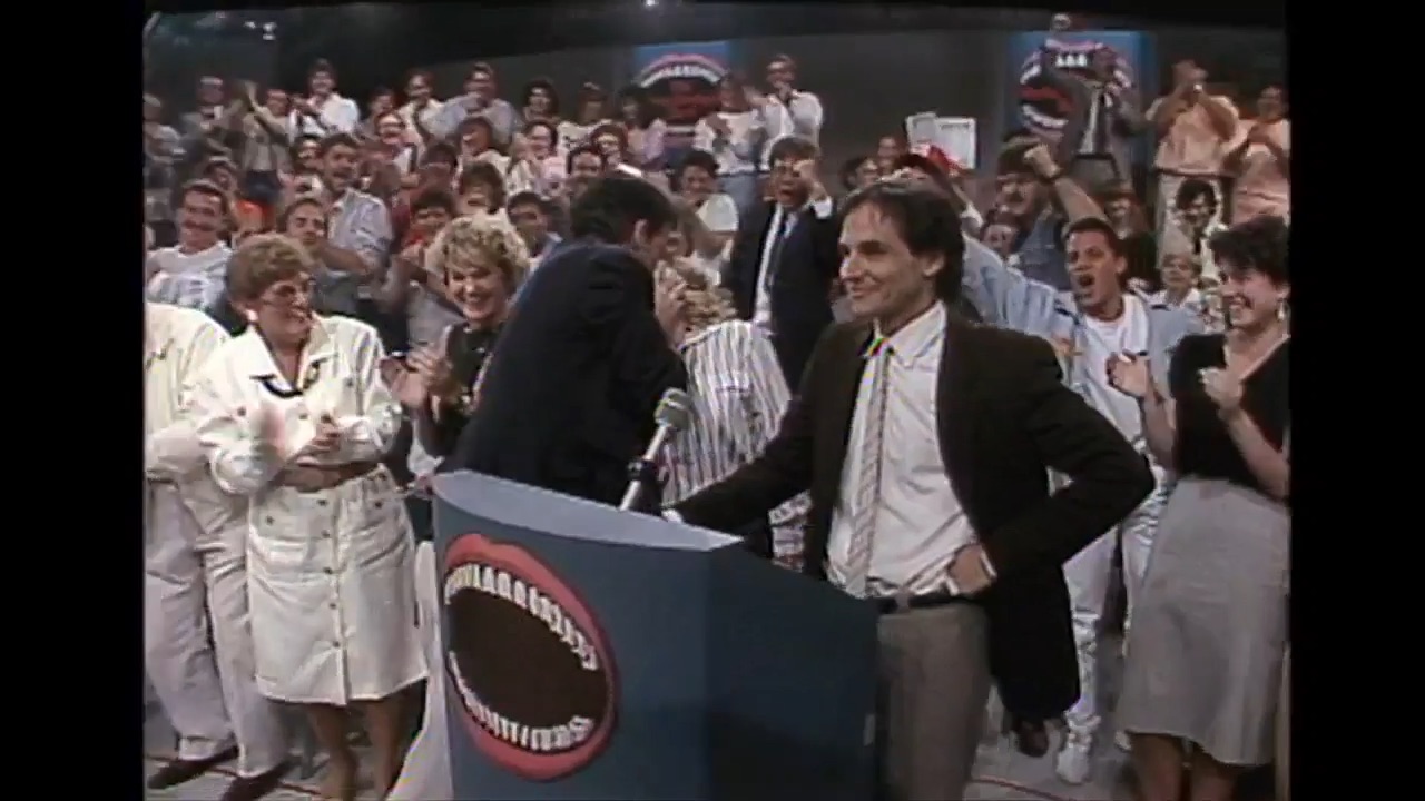 Downey Kisses a Crowd Member