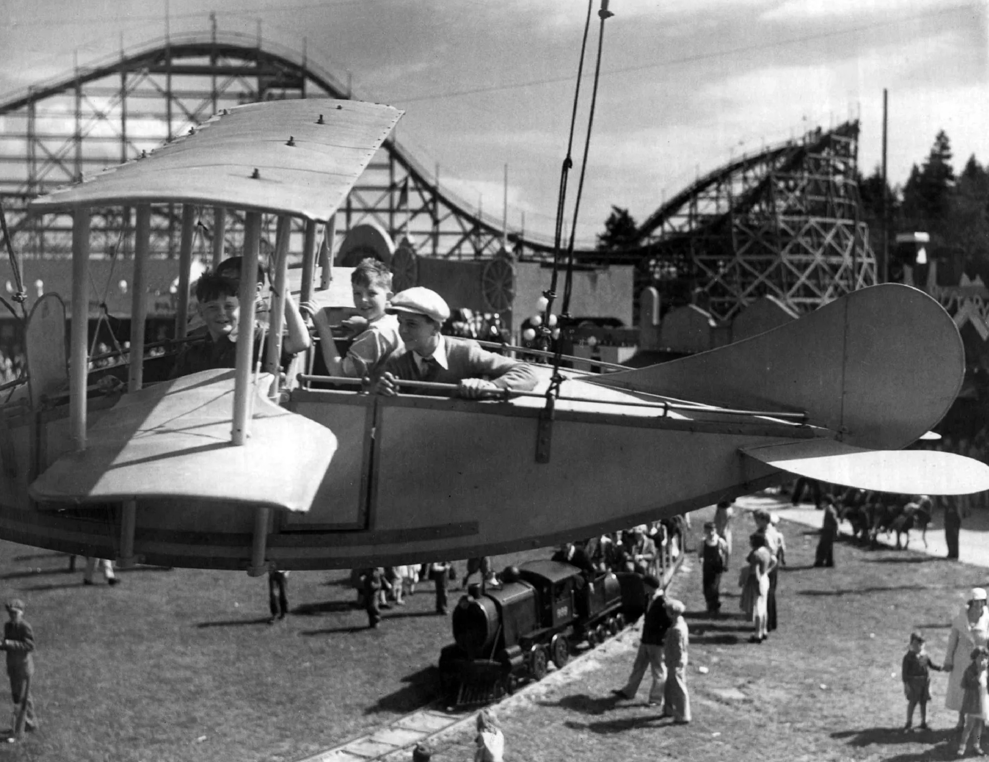 24 Vintage Photos of Early Amusement Parks