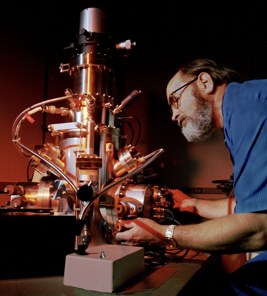 Looking Through an Electron Microscope 