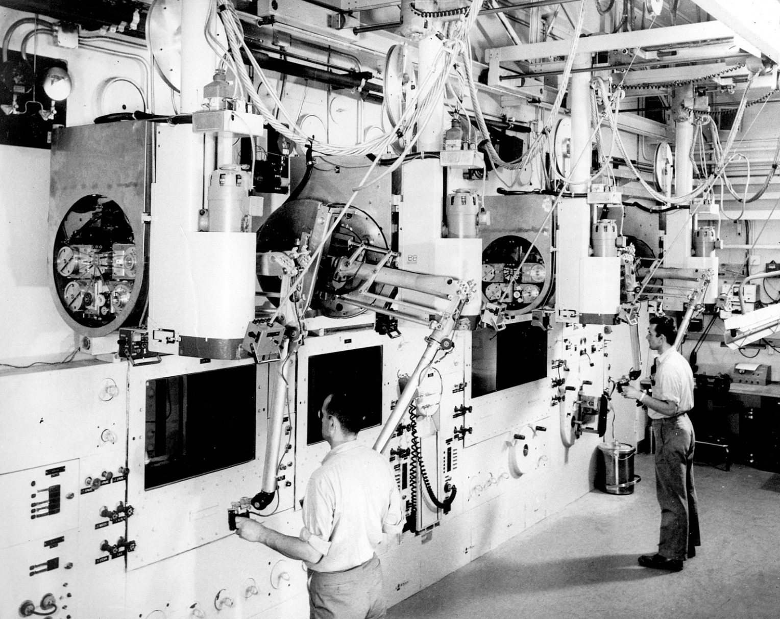 Electric Master-Slave Manipulators 