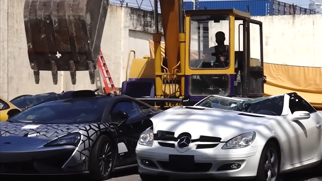 McLaren vs Excavator