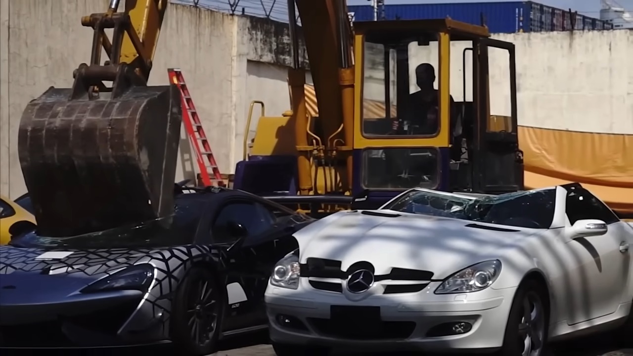 McLaren vs Excavator