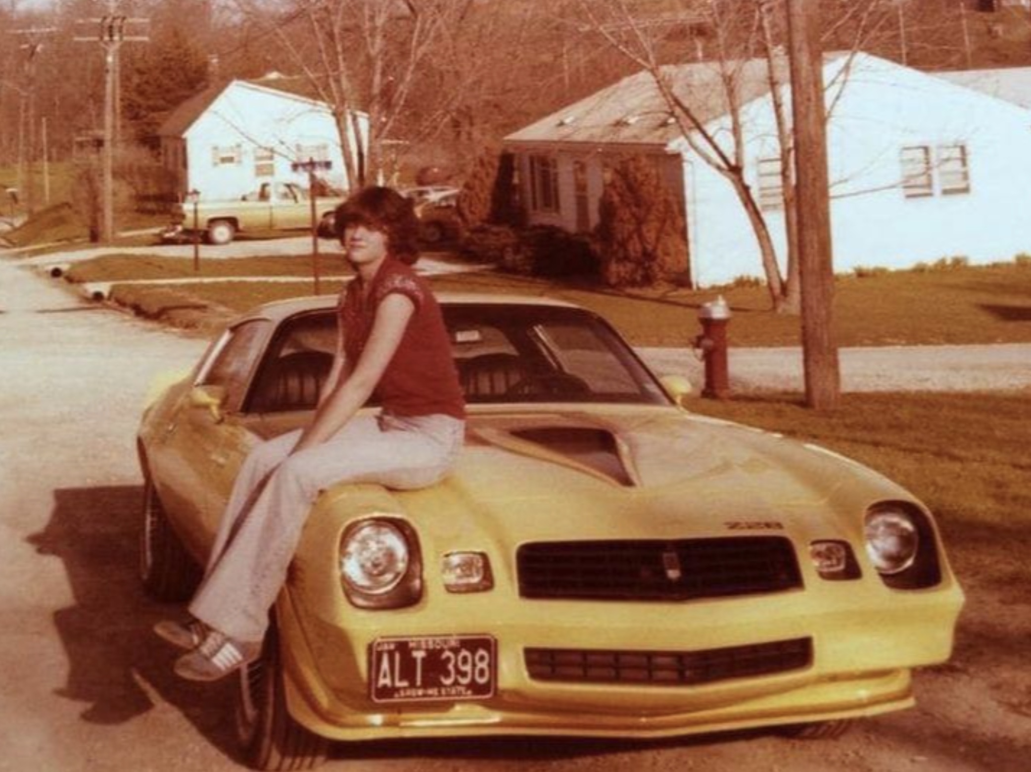 24 1970s Pics Of Chicks & Dudes On The Hoods Of Cars