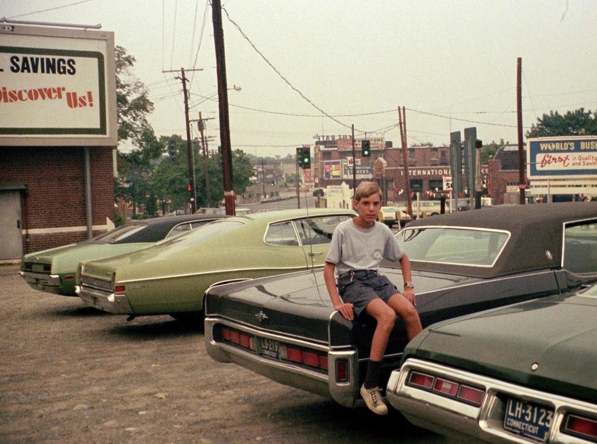 24 1970s Pics Of Chicks & Dudes On The Hoods Of Cars
