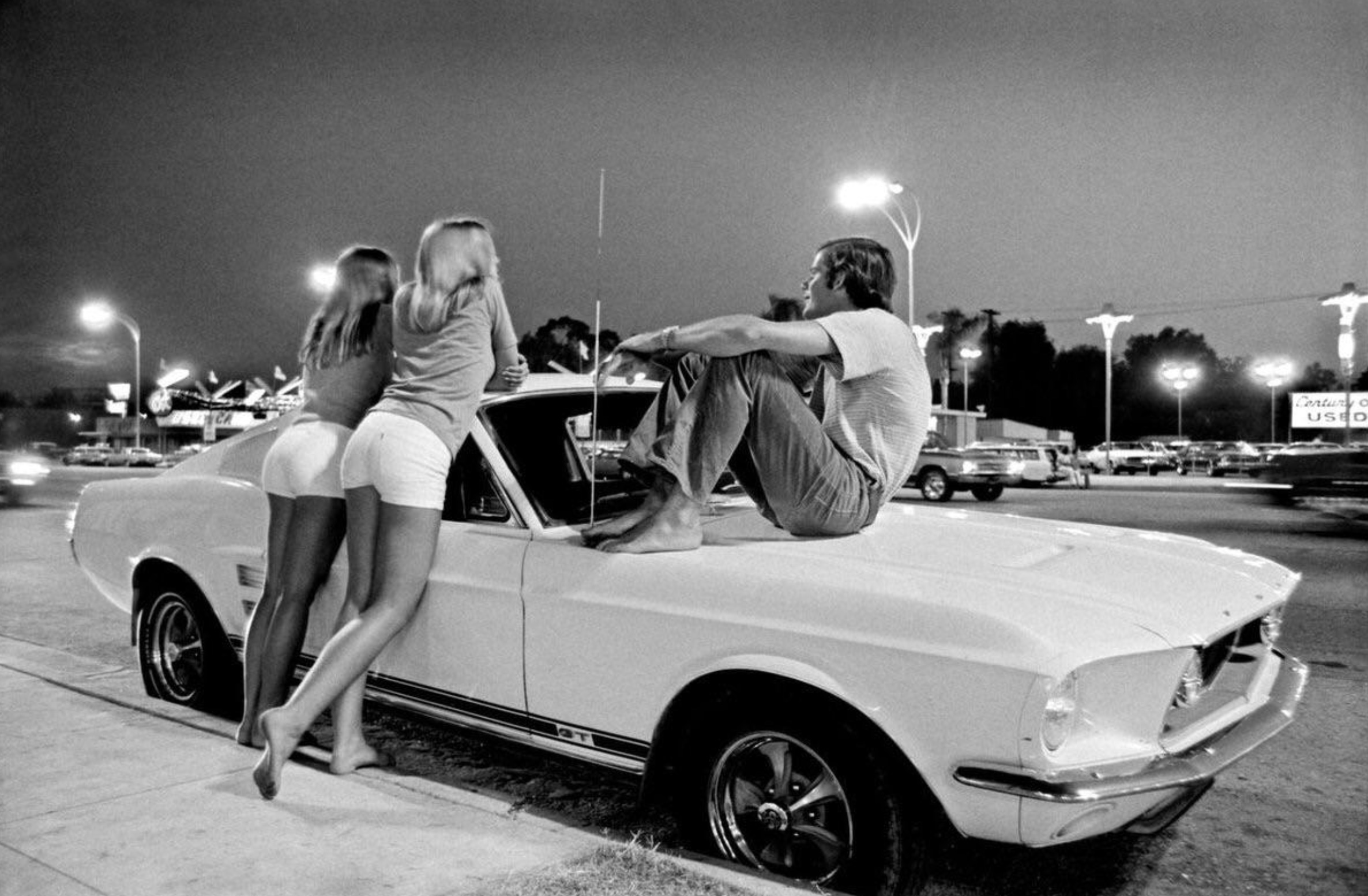 24 1970s Pics Of Chicks & Dudes On The Hoods Of Cars