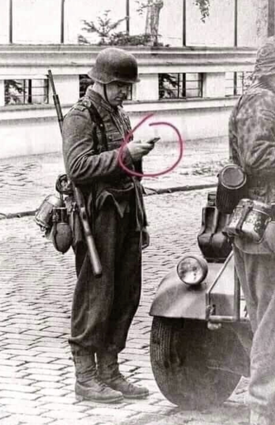 15 People Of The Past Who Look Like Time Travelers