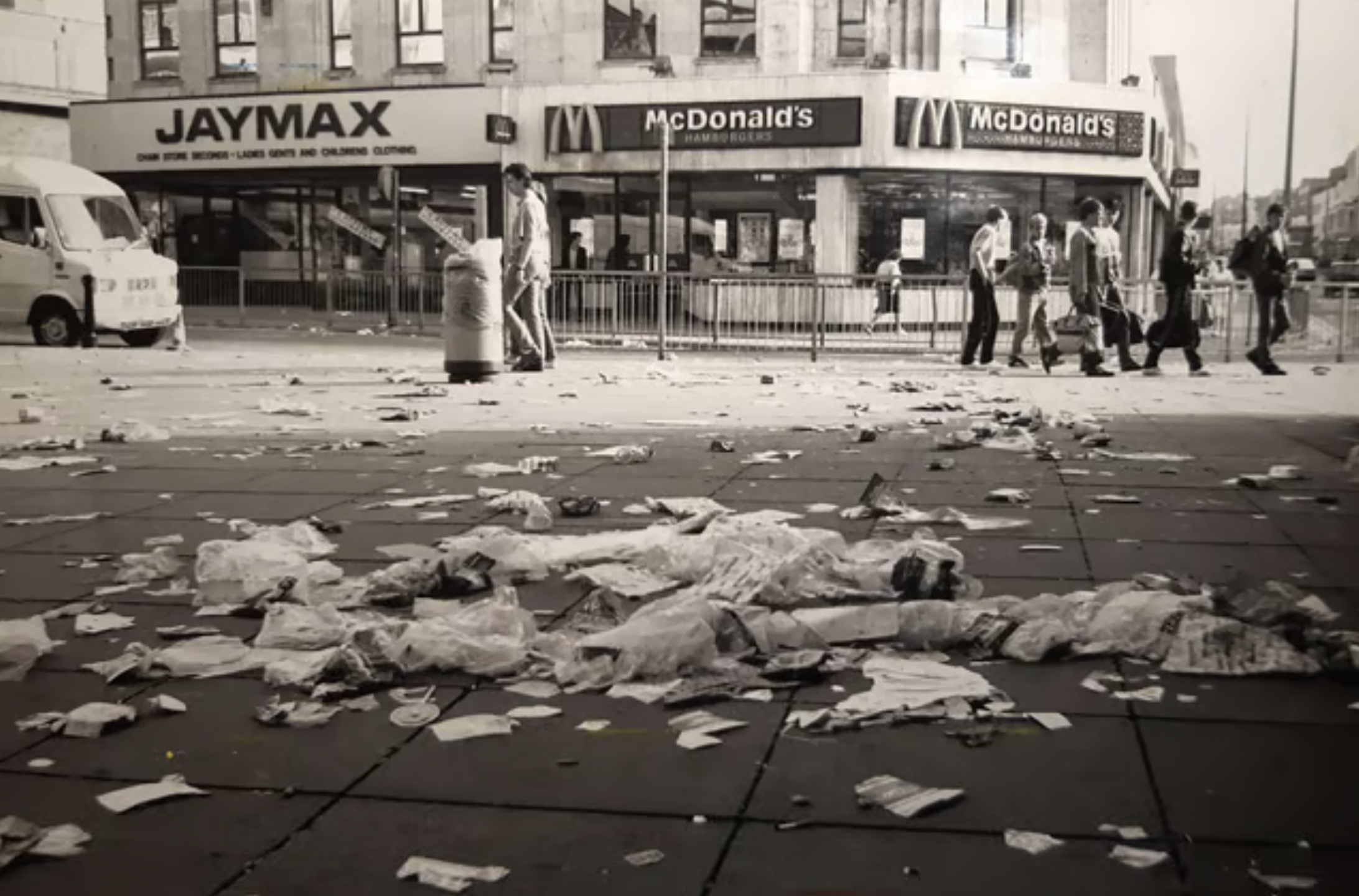 26 Photos Remembering When Everybody Littered