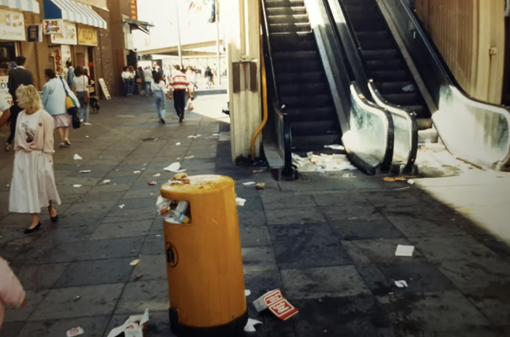 26 Photos Remembering When Everybody Littered