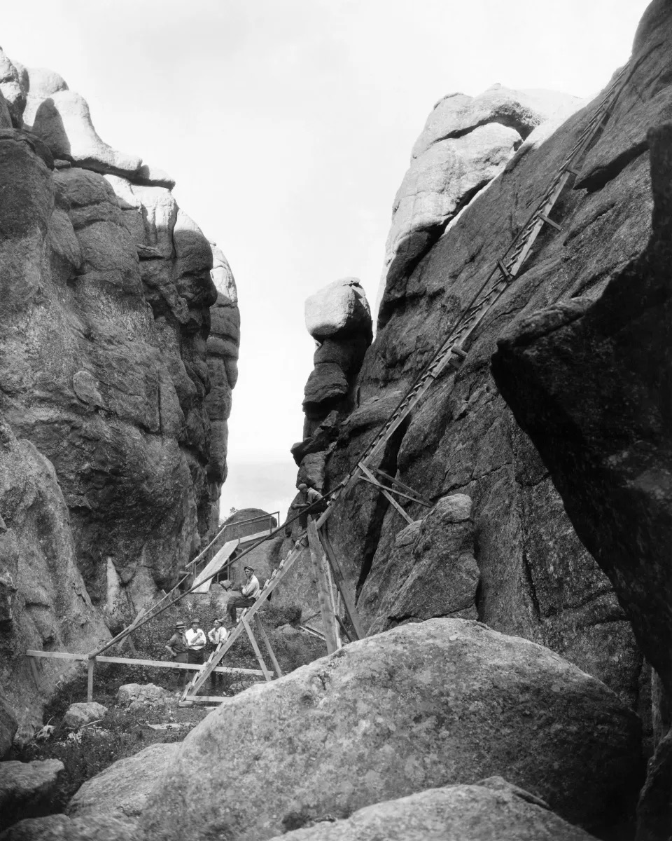 Workers stop to rest or chat details with some higher-ups.