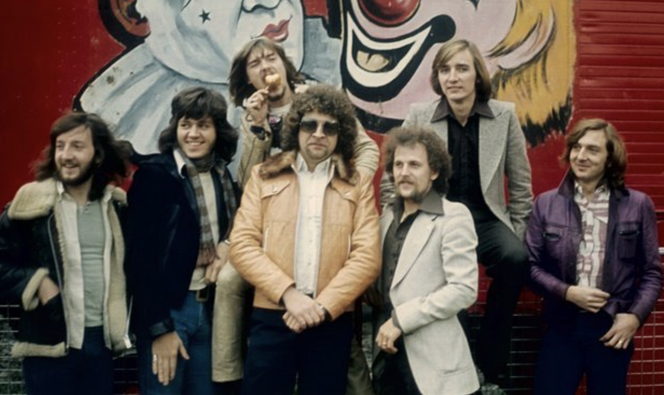 21 1970s Photos Of ELO That Won’t Bring You Down