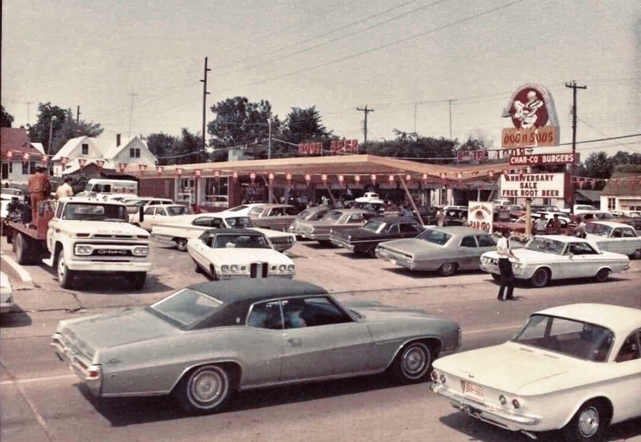 17 1970s Pics Remembering Dog N Suds Drive-Ins