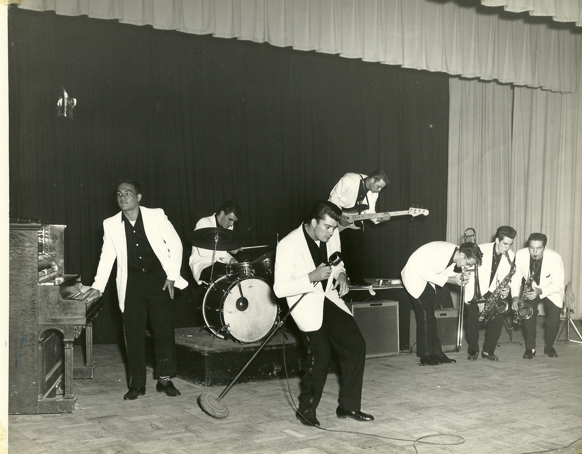 21 Photos Of 60s & 70s Garage Bands Rocking Out