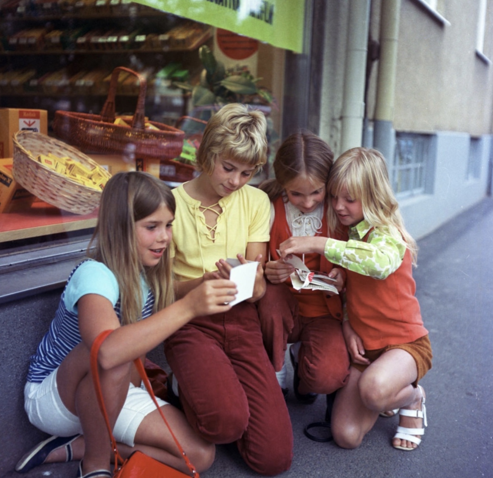 22 Vintage Pics Of Activities That Cell Phones Ruined