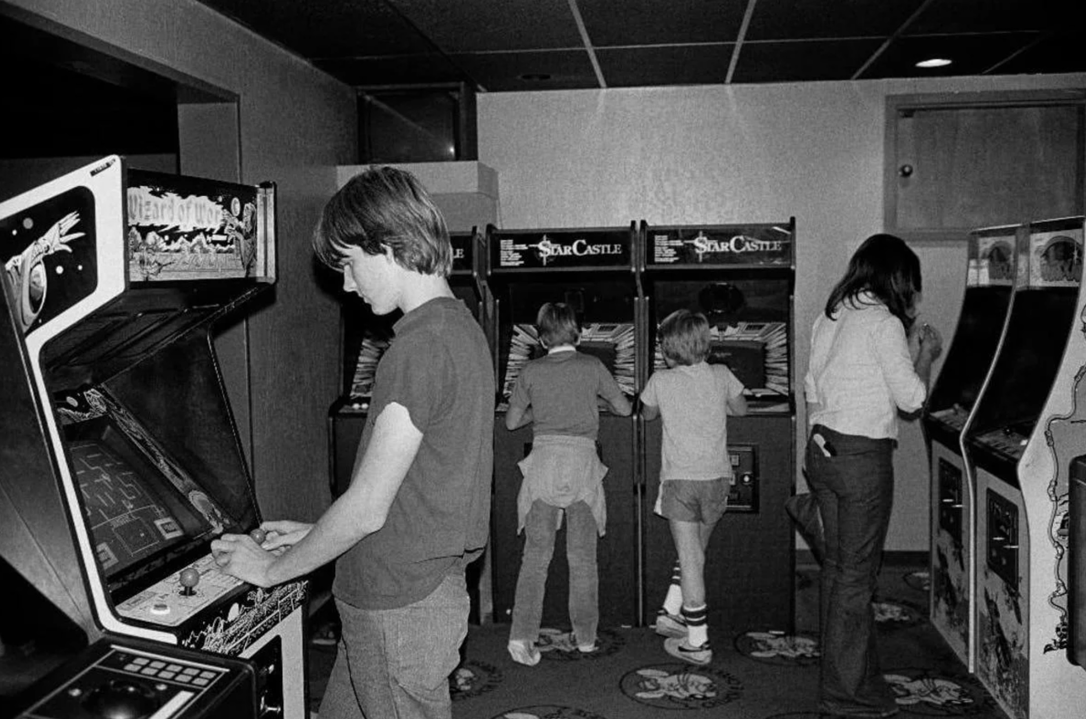 22 Vintage Pics Of Activities That Cell Phones Ruined