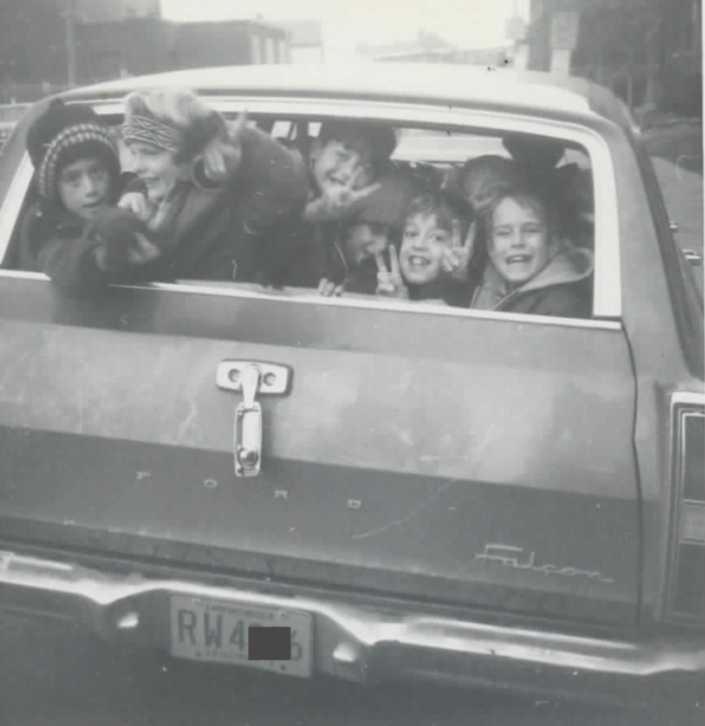 22 Vintage Pics Of Activities That Cell Phones Ruined