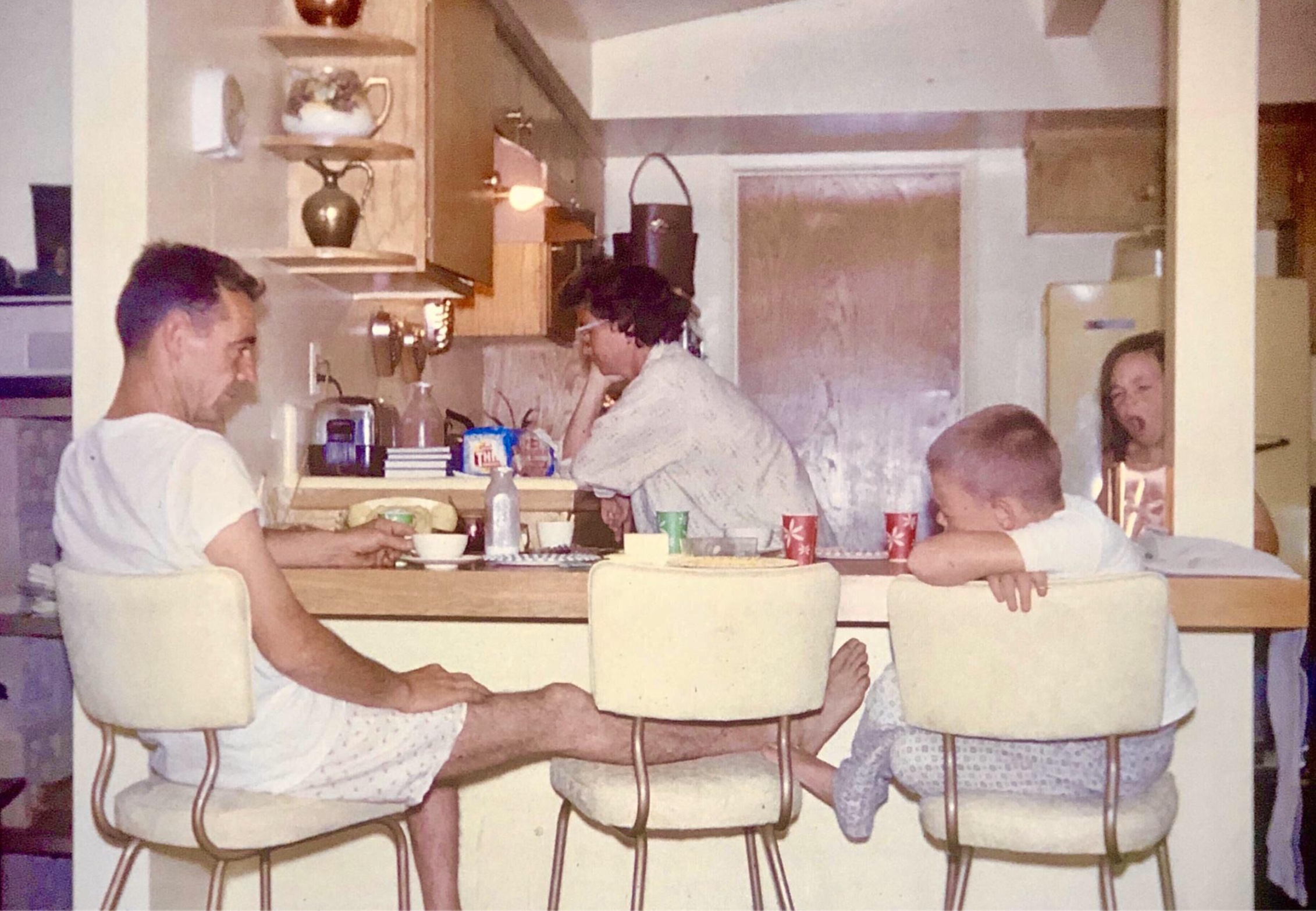 22 Vintage Pics Of Activities That Cell Phones Ruined