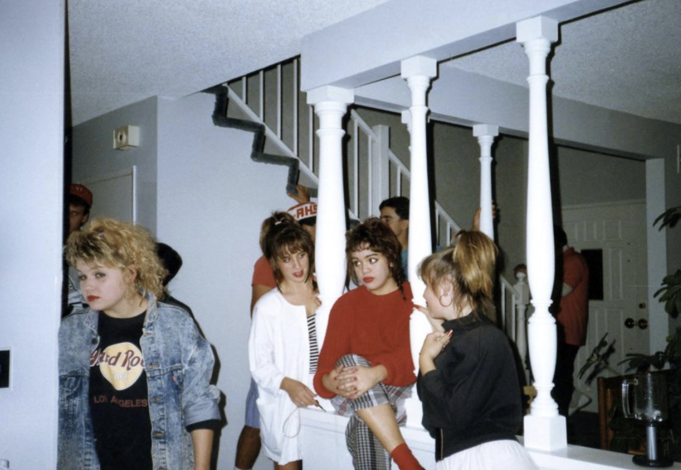 22 Vintage Pics Of Activities That Cell Phones Ruined