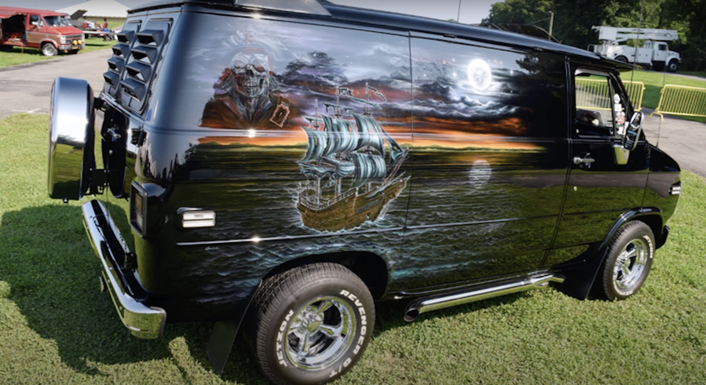 22 Photos Of Crazy 1970's Custom Van Paint Jobs