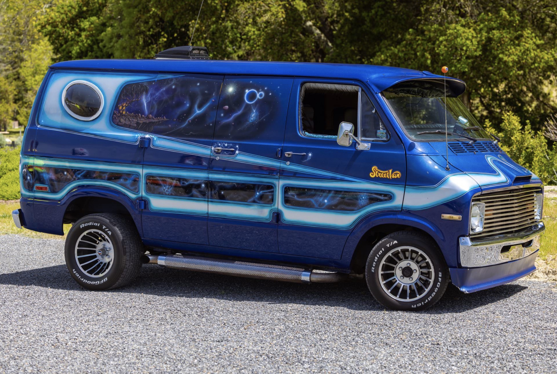 22 Photos Of Crazy 1970's Custom Van Paint Jobs
