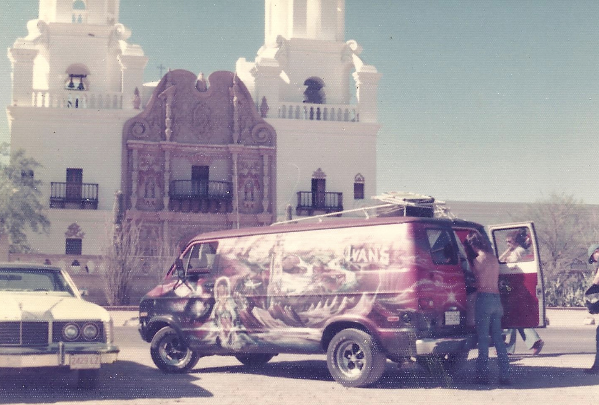 22 Photos Of Crazy 1970's Custom Van Paint Jobs