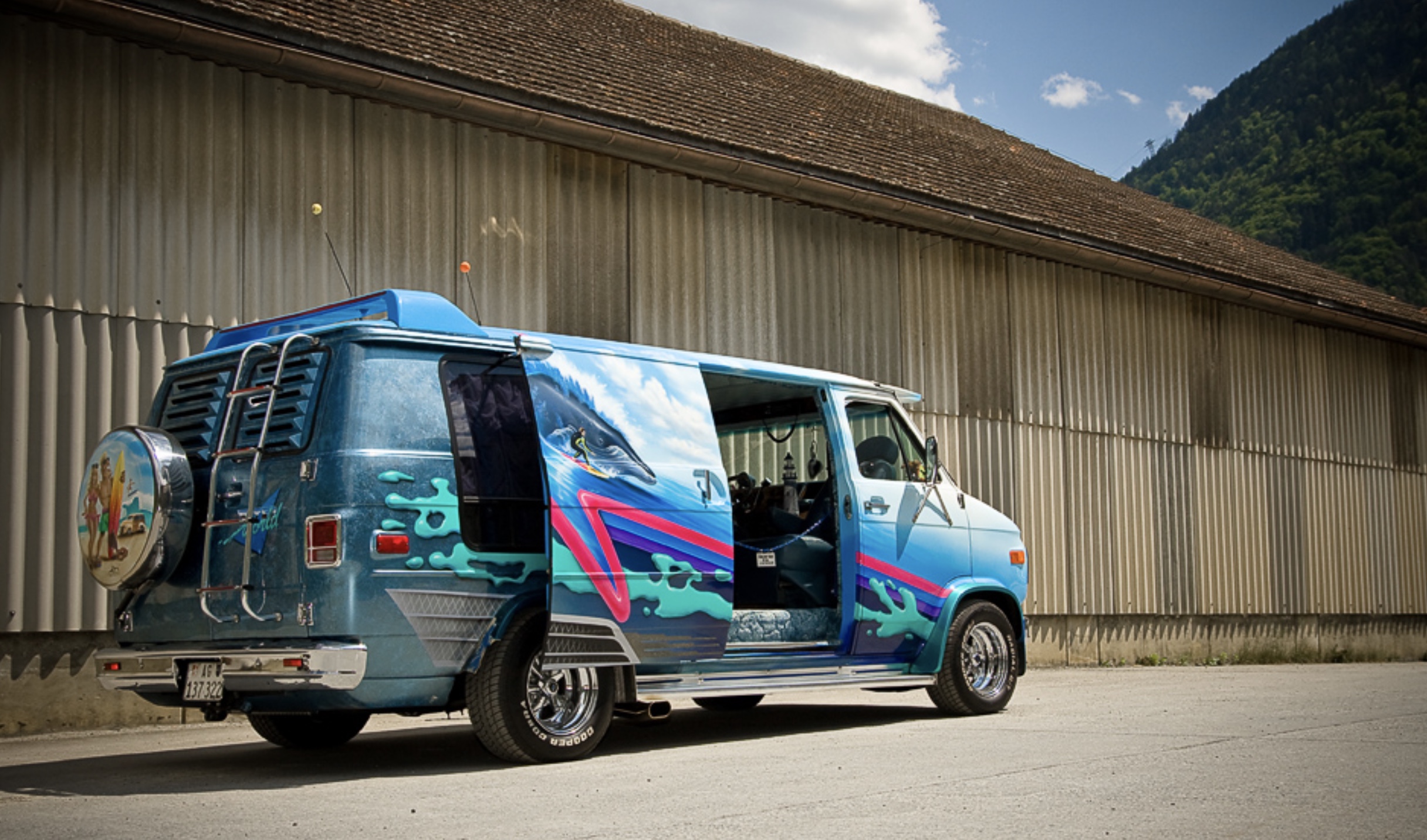 22 Photos Of Crazy 1970's Custom Van Paint Jobs