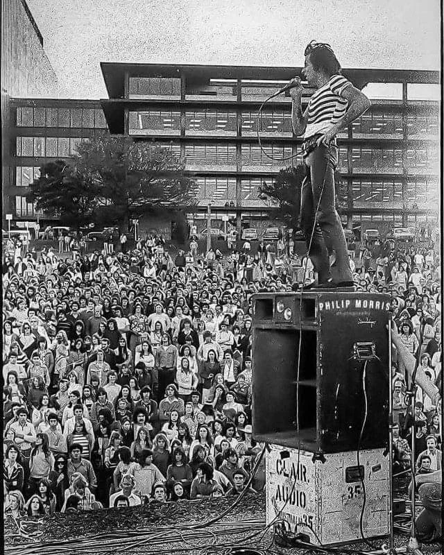 Bon Scott towering over the crowd - 1975