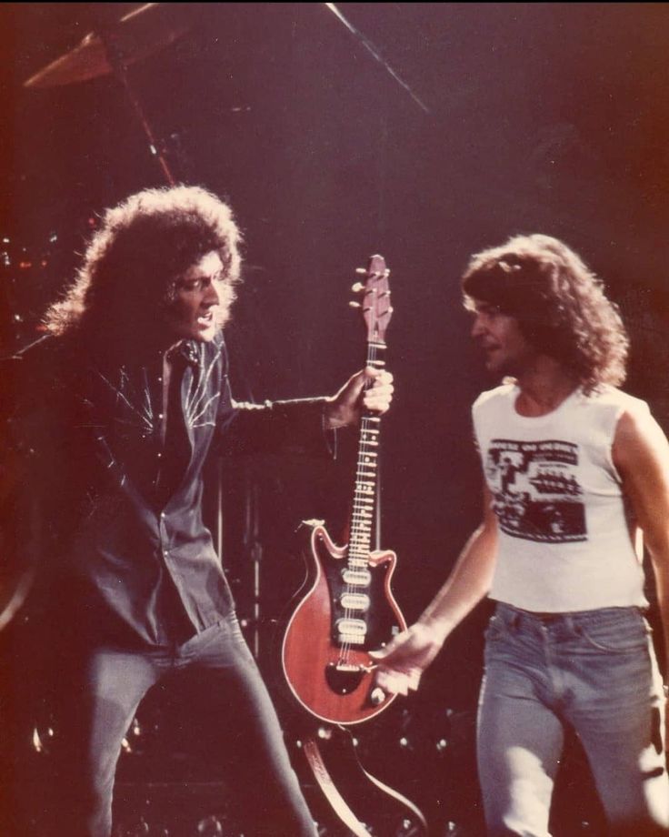 Brian May and Billy Squier on stage.