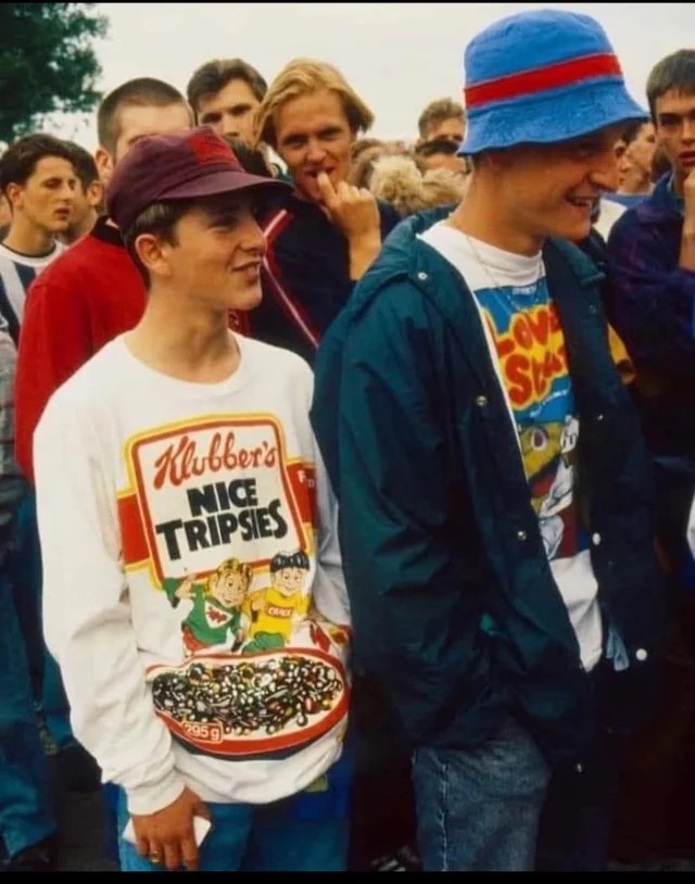 Cartoonish style at a concert.