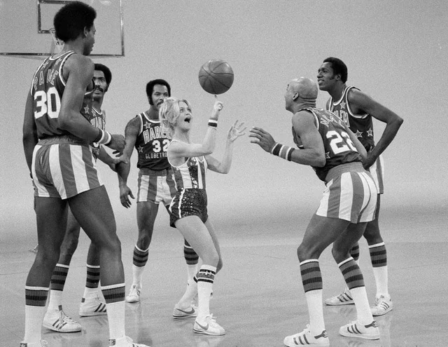 Goldie Hawn plays with the Harlem Globetrotters in 1973.