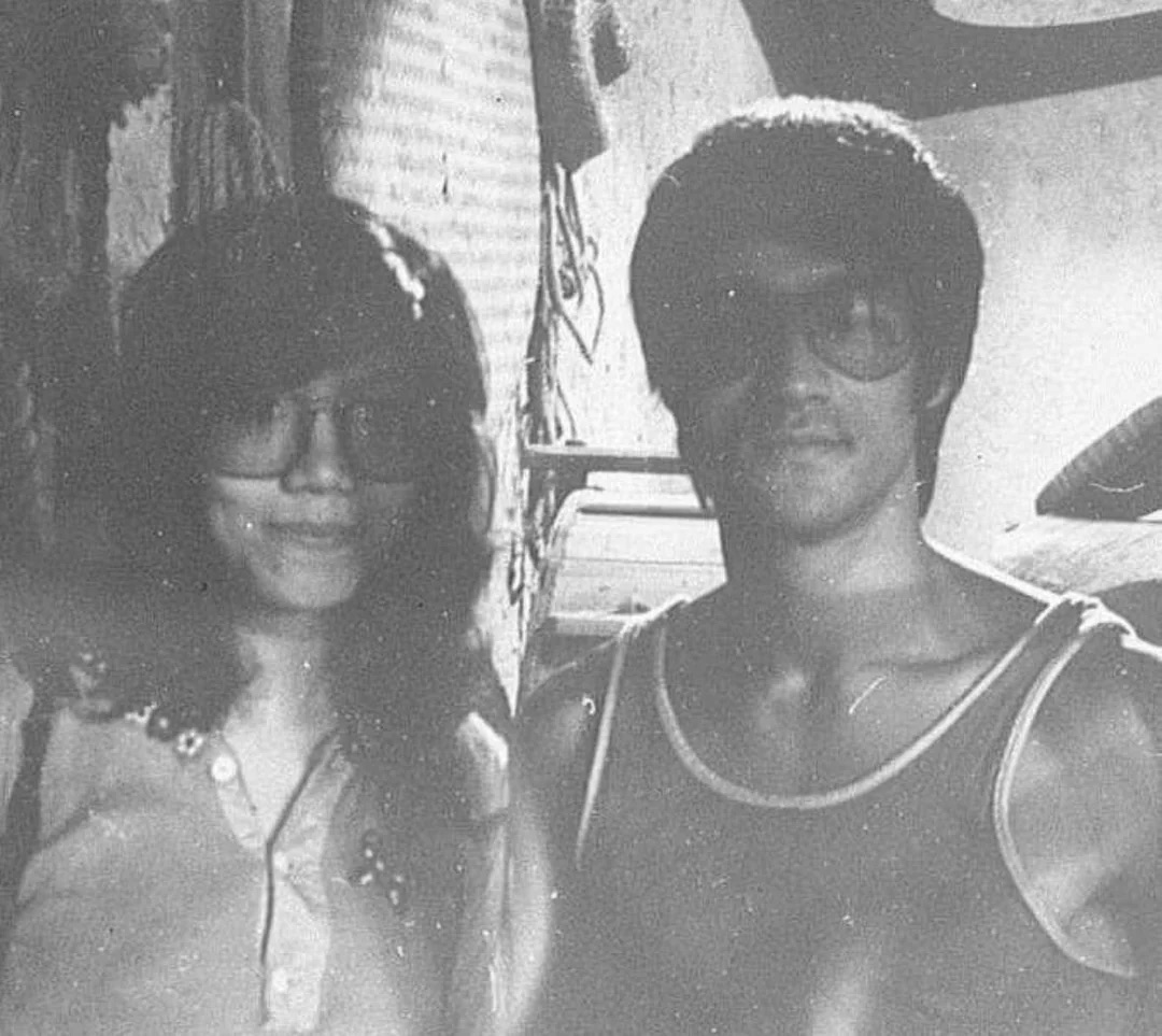 A fan poses with Bruce Lee in 1970.