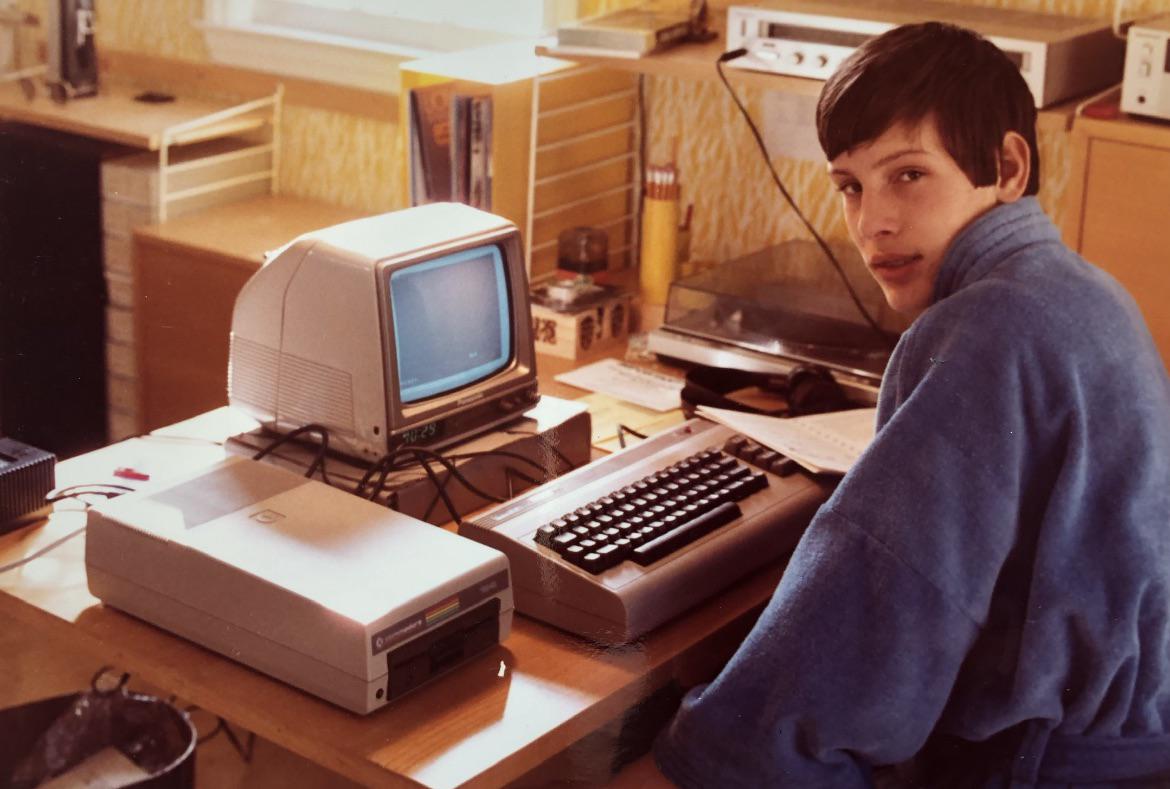 15 Pics Of Gen X In the 80s Getting Ready For The 90s