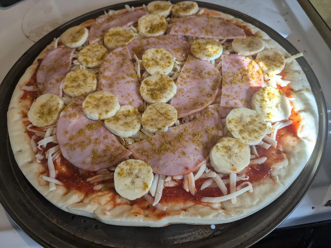 Banana on pizza.
