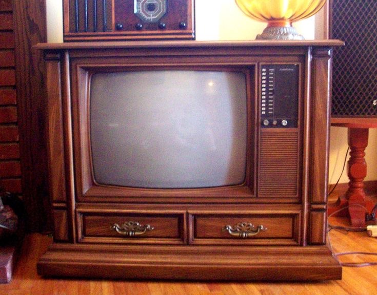 That Giant Wood-Grain Console TV That Weighed 400 Pounds