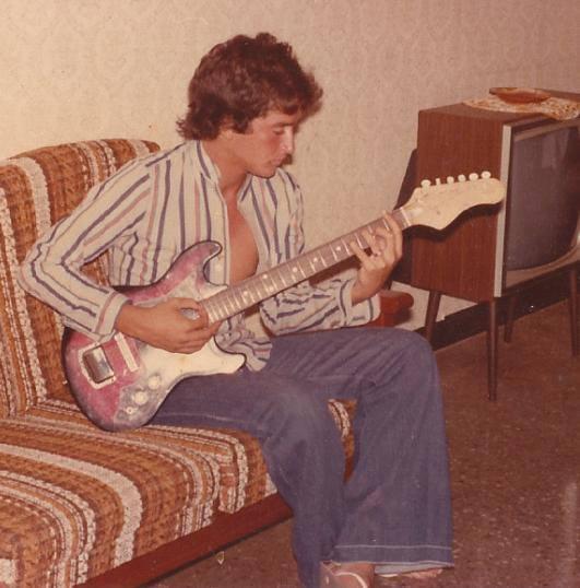 The look. The guitar. The retro couch and TV. Peak 70s.
