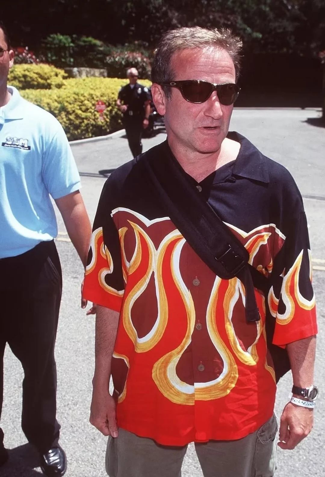 Robin Williams showing true 90s style.