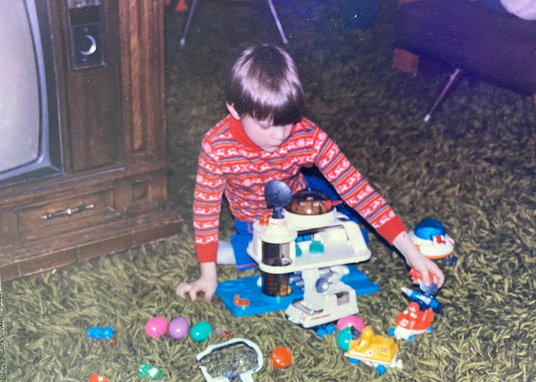 A carpet like that and some space toys, classic.