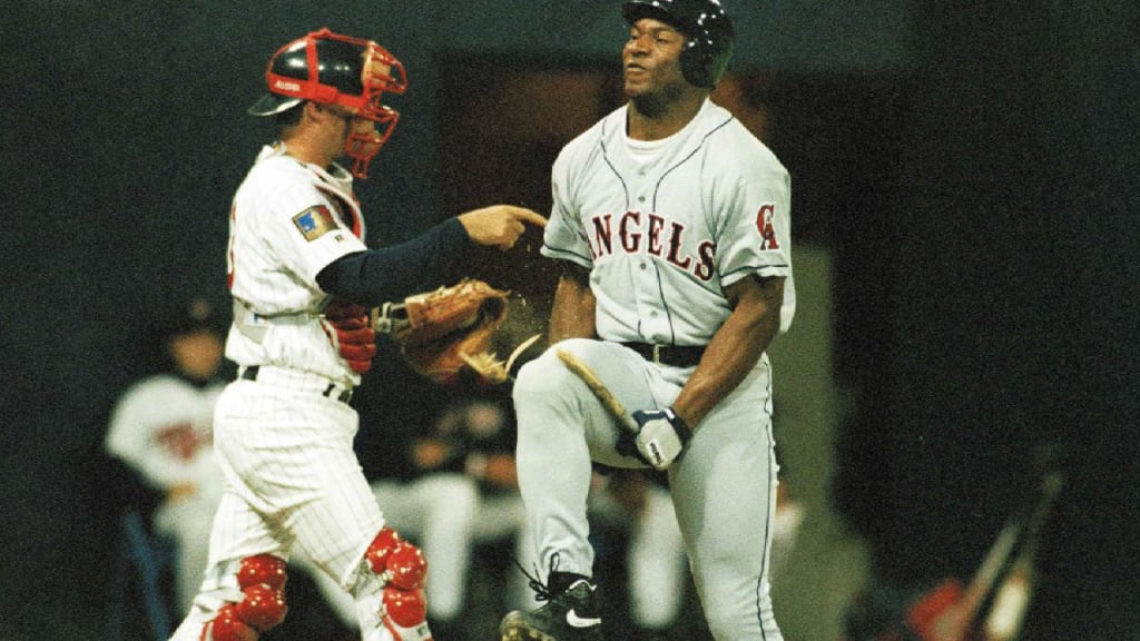Bo Jackson breaking the bat over his knee in 1993.