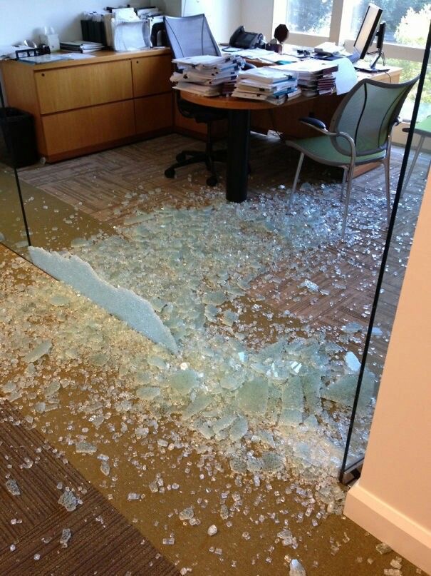 Glass door: 1. Confidence: 0.