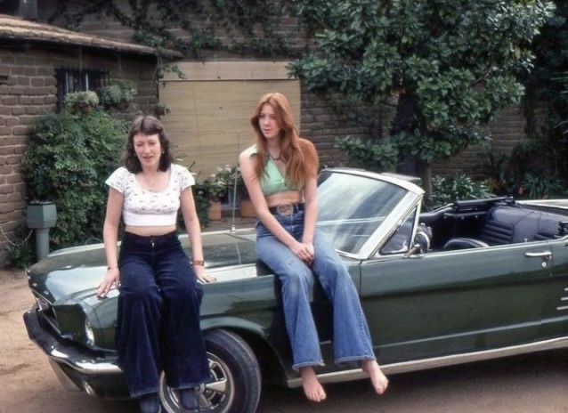 Convertible Queens, One Barefoot and Unbothered