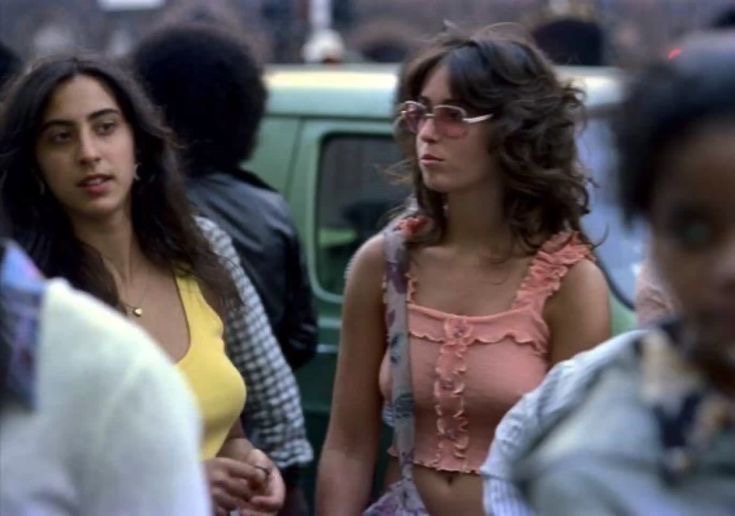 Feathered Street‑Scene Star