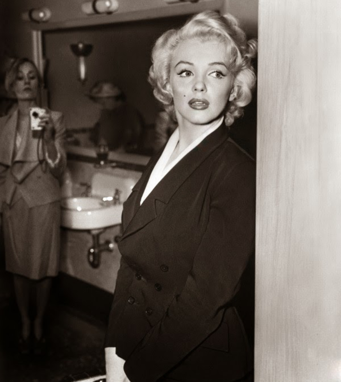 Behind Marilyn: The First Influencer?