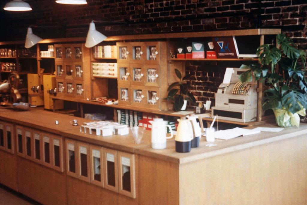 This early store setup in 1971 reflects Starbucks’ beginnings as a retailer of whole beans and brewing equipment, long before it became a café chain.